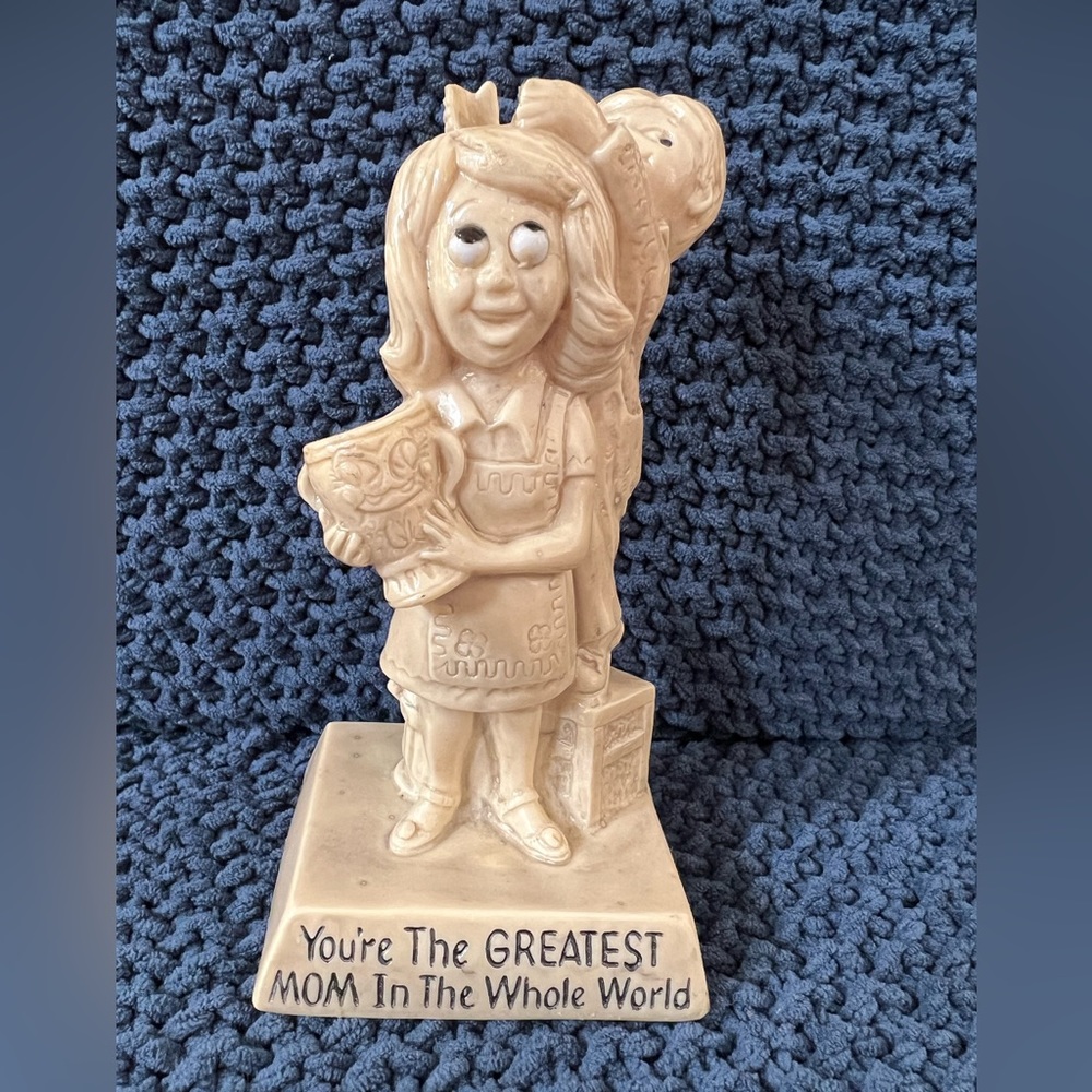 R & W Berries Vintage figurine